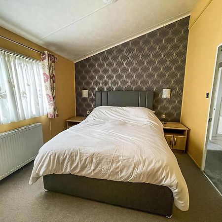 Stunning Lodge With Decking At Oaklands Holiday Park In Essex Ref 39017Rw Клактон-он-Си Экстерьер фото
