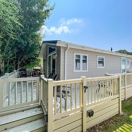 Stunning Lodge With Decking At Oaklands Holiday Park In Essex Ref 39017Rw Клактон-он-Си Экстерьер фото
