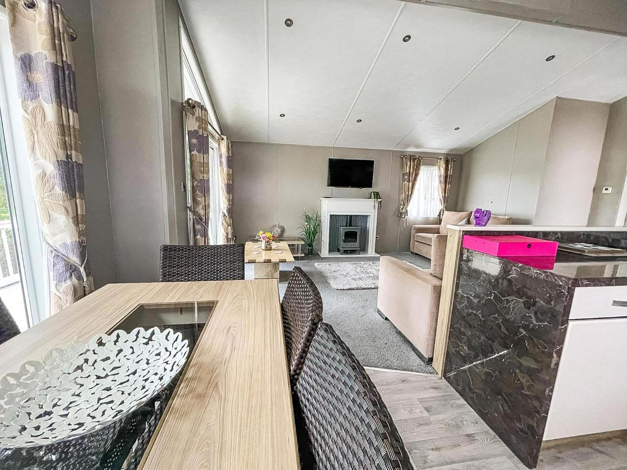 Stunning Lodge With Decking At Oaklands Holiday Park In Essex Ref 39017Rw Клактон-он-Си Экстерьер фото