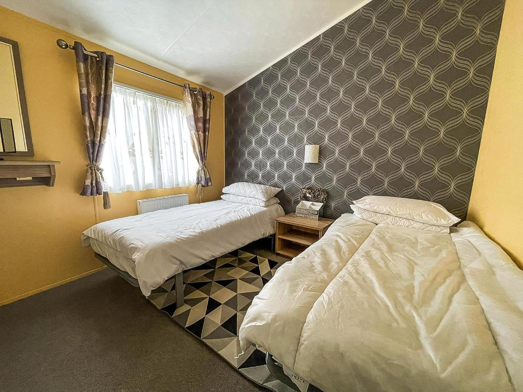 Stunning Lodge With Decking At Oaklands Holiday Park In Essex Ref 39017Rw Клактон-он-Си Экстерьер фото