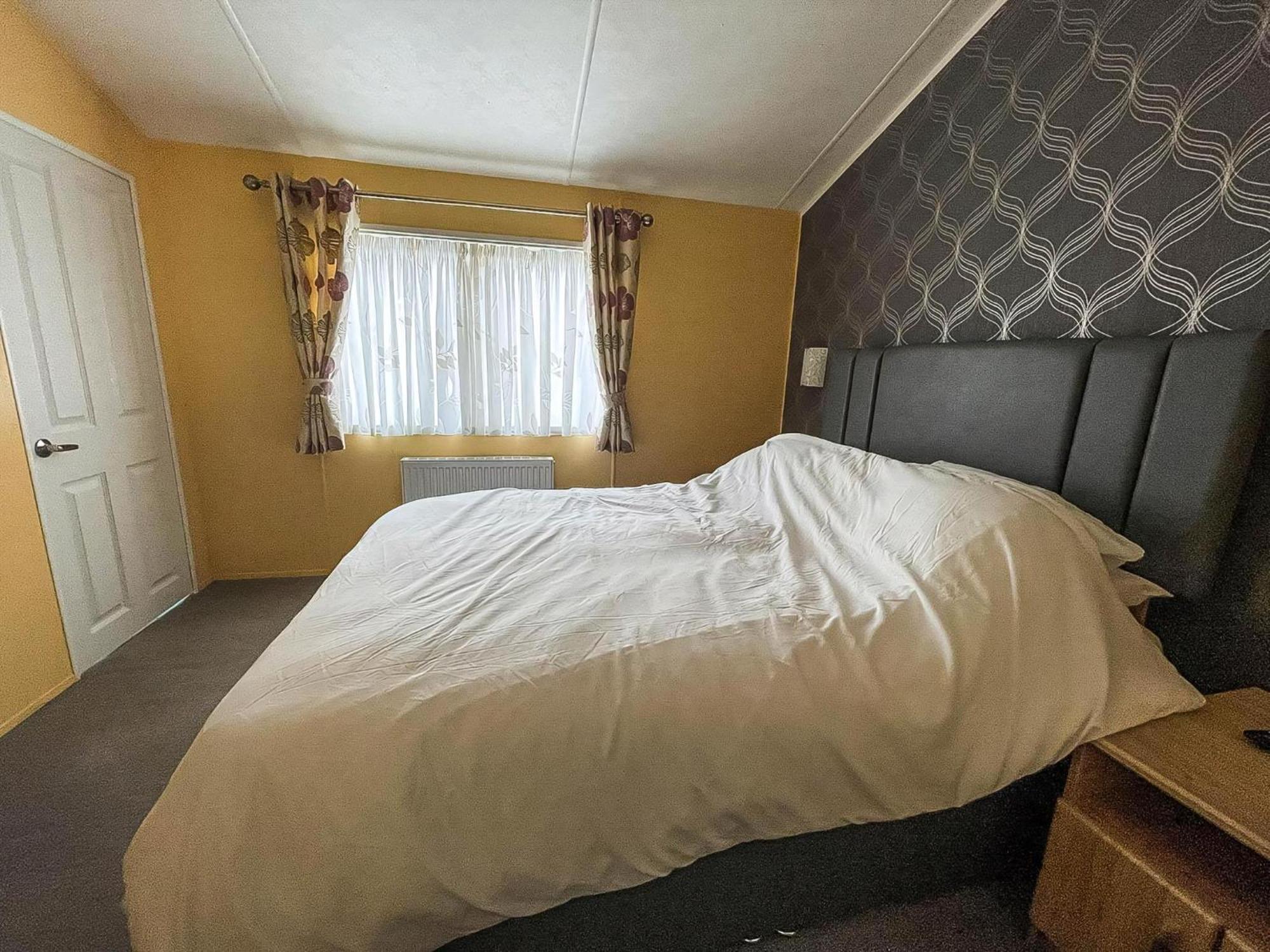 Stunning Lodge With Decking At Oaklands Holiday Park In Essex Ref 39017Rw Клактон-он-Си Экстерьер фото