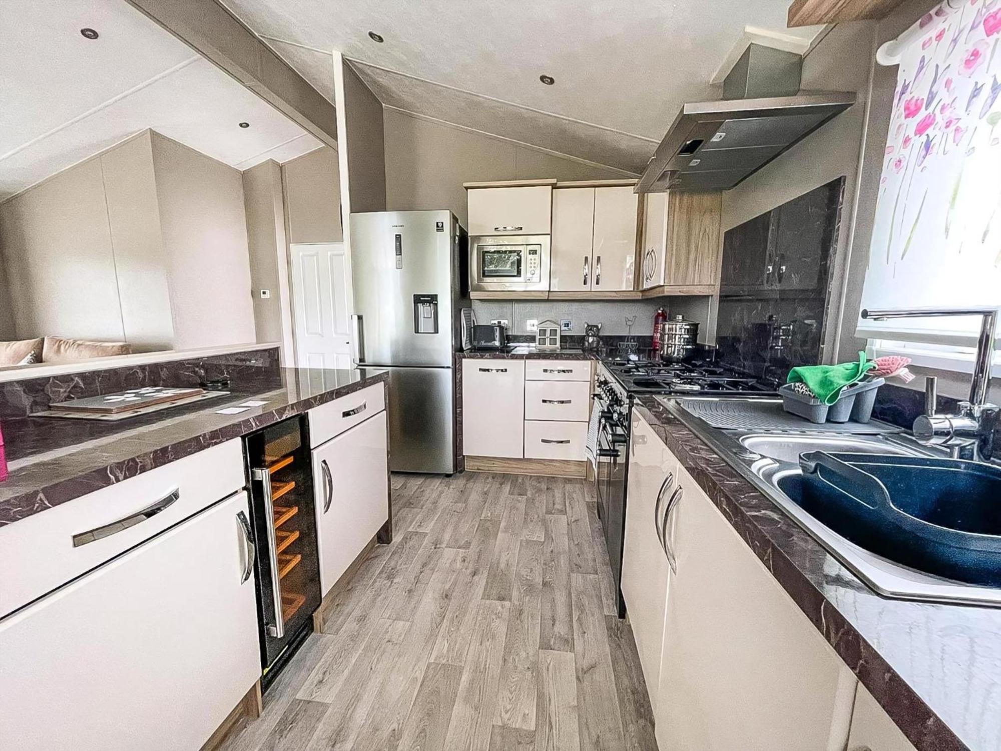 Stunning Lodge With Decking At Oaklands Holiday Park In Essex Ref 39017Rw Клактон-он-Си Экстерьер фото